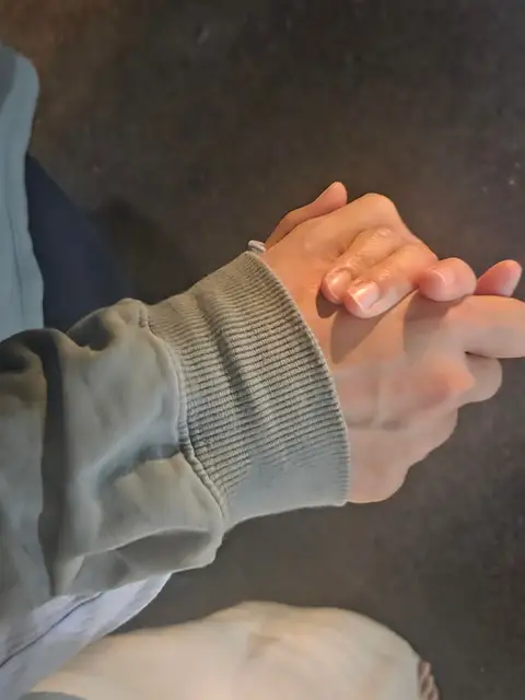 두 사람이 손을 맞잡고 있는 사진