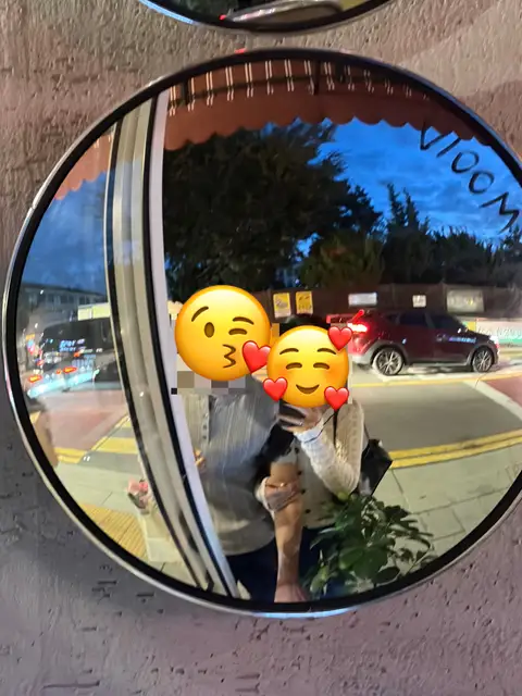 길가 볼록거울에 비친 두 사람