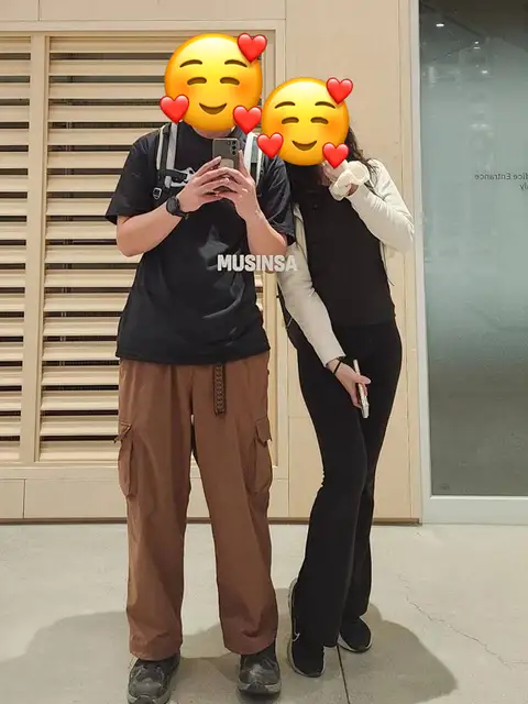 거울 앞에 나란히 선 두 사람