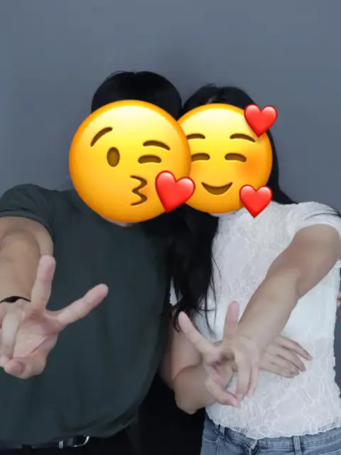 나란히 서서 브이를 한 두 사람
