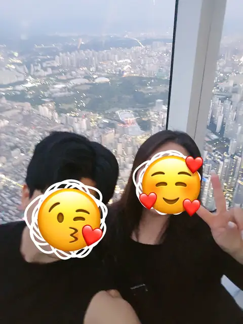 전망대 창가에서 함께 셀카를 찍은 두 사람