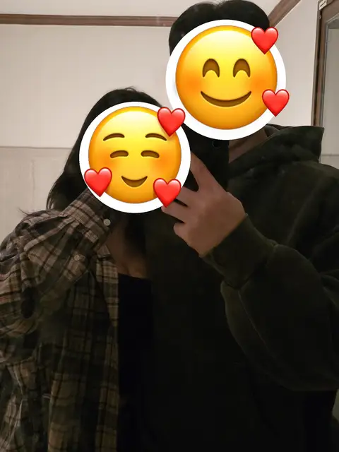 거울 앞에서 함께 셀카를 찍은 두 사람